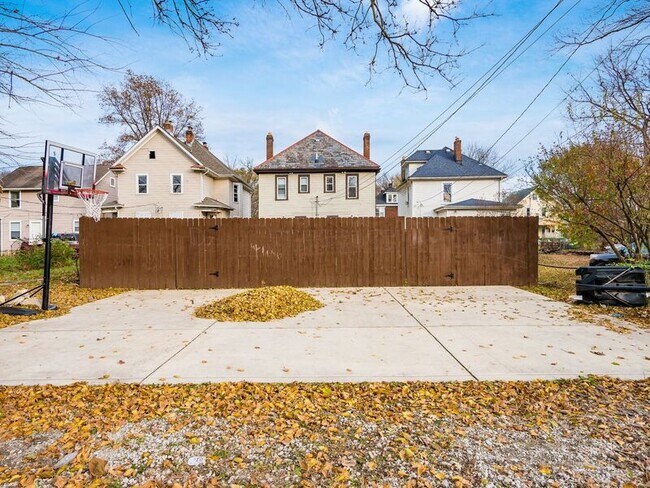 Building Photo - 561 Kimball Pl