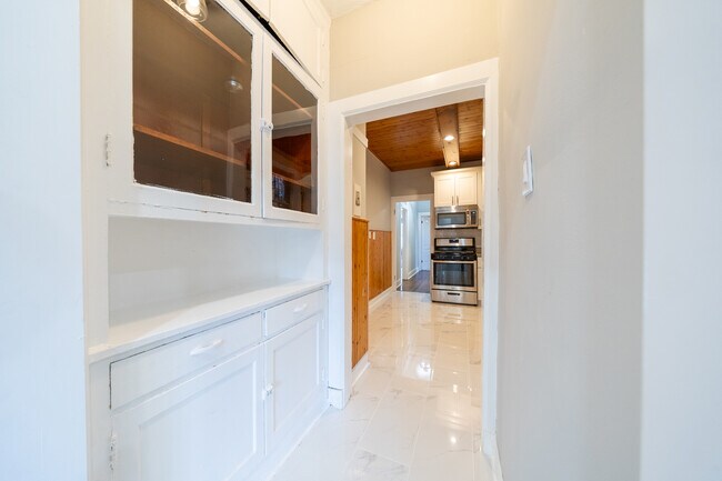 Building Photo - 6846 S Paxton Ave
