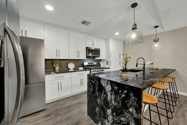 Building Photo - 3539 Westhampton Dr