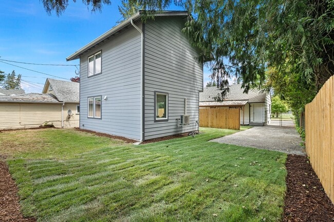 Building Photo - Spacious 4-Bedroom Home in South Capitol O...