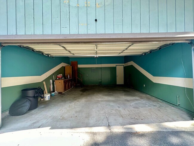 Building Photo - Well Kept Home in Quiet Neighborhood with ...