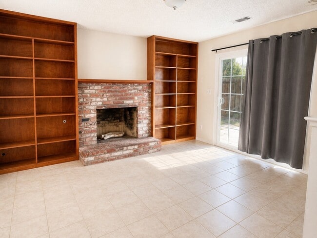 Building Photo - 305 E Encore Dr