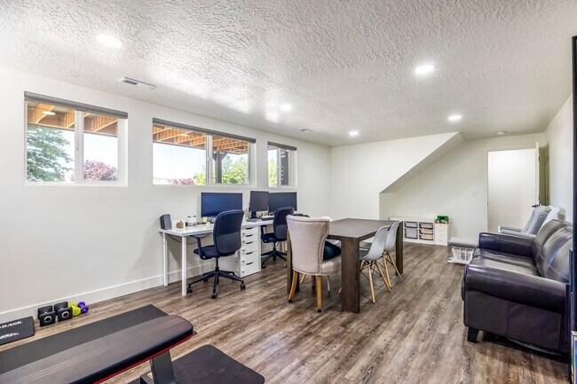 Building Photo - Exquisitely Renovated 4-Bedroom Oasis with Modern Upgrades
