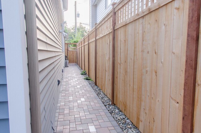Building Photo - 4bd/2.5ba Seattle Home