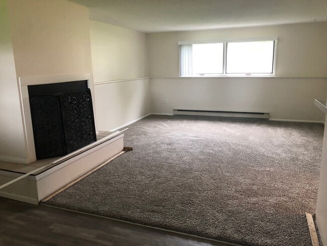 Building Photo - 3 Bedroom, 1 Bathroom Unit in Duplex for Rent