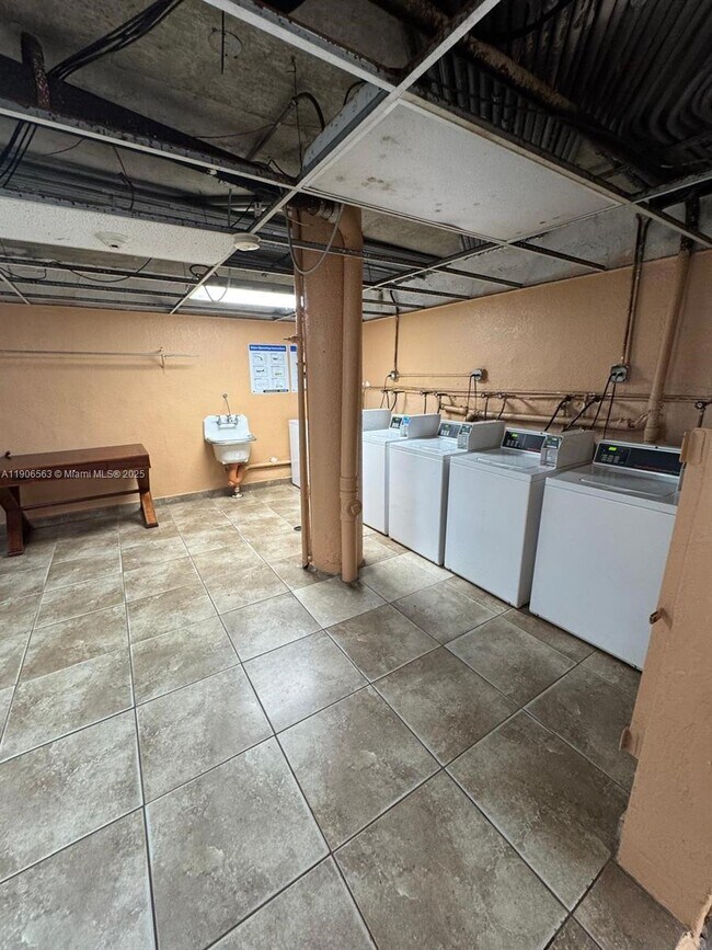 Building Photo - 1910 W 56th St