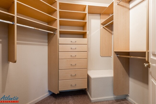 Building Photo - Gorgeous Townhouse | Hardwood Flooring | A/C