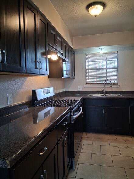 Building Photo - 6917 Alto Rey Ave Apt A