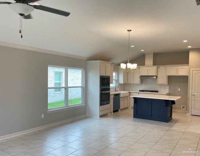 Building Photo - 4 Grove Ln