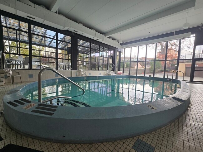 Building Photo - 51 Melrose St