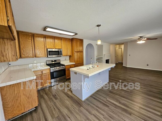 Building Photo - 3533 Des Moines Dr