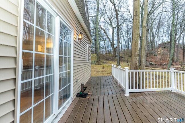 Building Photo - 8 Oak Tree Ln