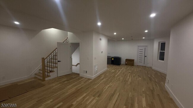 Building Photo - 616 Park Ave