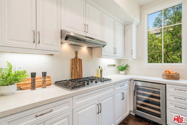Building Photo - 6241 Crescent Park W