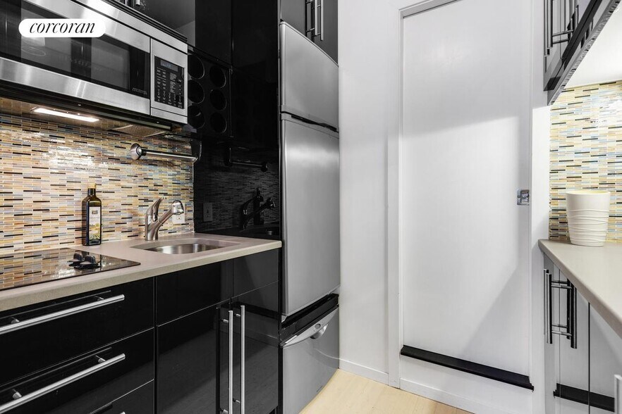 Building Photo - 105 Thompson St