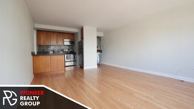 Building Photo - 429 W Wellington Ave