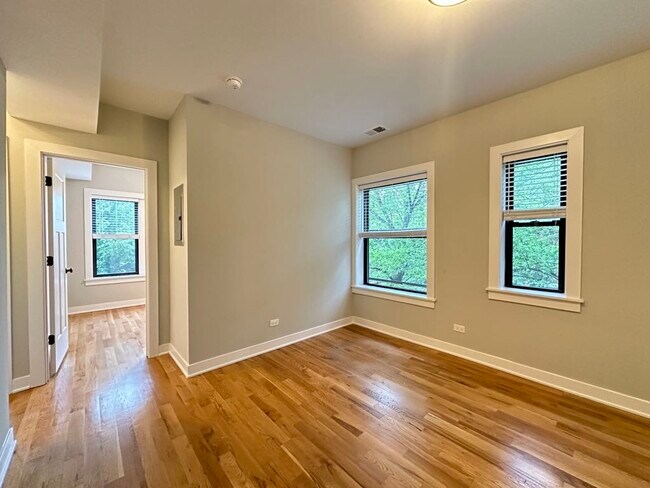 Building Photo - 2206 W Eastwood Ave