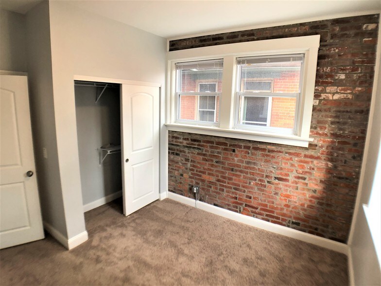 Building Photo - 71 E Gates St