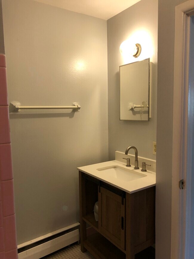 Building Photo - 1 Bedroom Apartment-St. Francis