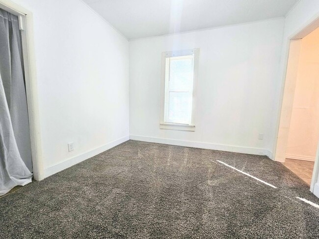 Building Photo - Beautiful 2 Bedroom 1 Bath