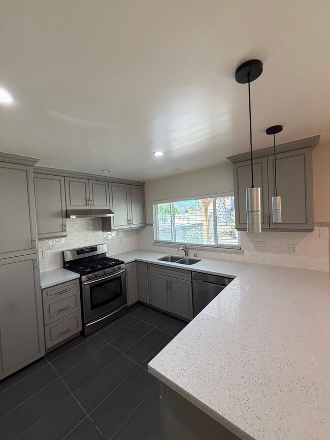 Building Photo - Beautiful 3 Bedroom Home in Avocado Heights
