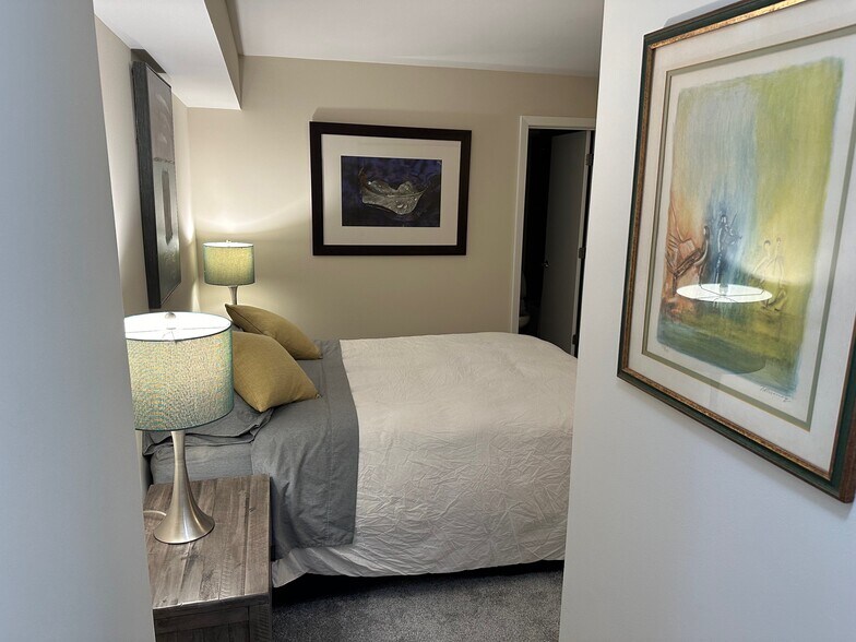 main bedroom - 7500 Woodmont Ave