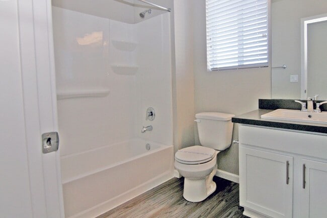 Building Photo - Clean, modern, move-in ready townhouse!