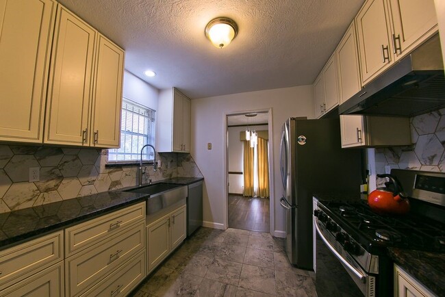 Building Photo - 8435 Sterlingshire St