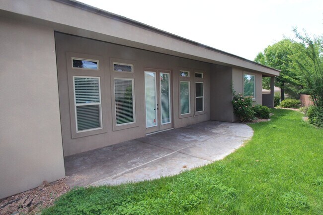 Building Photo - Spacious 3-Bed, 2-Bath Home with Open Floor Plan and Premium Amenities