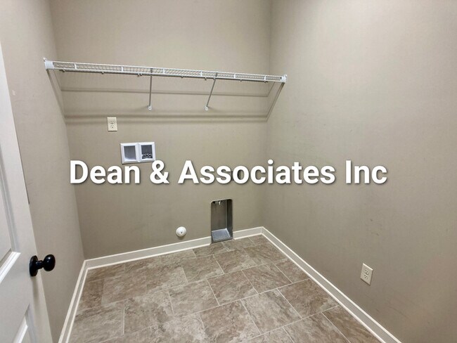 Building Photo - 472 Lake Chelsea Way