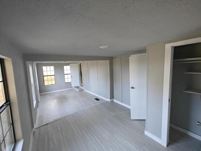 Building Photo - 307 W Gentry St