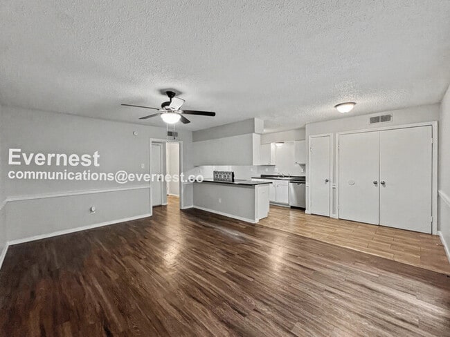 Building Photo - 3 Bed/2 Bath Home with Fenced Yard & Garage / Pet-Friendly / Available Now!