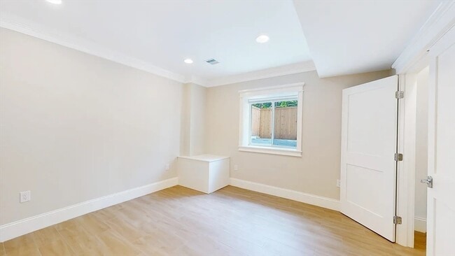 Building Photo - 262 Brown St