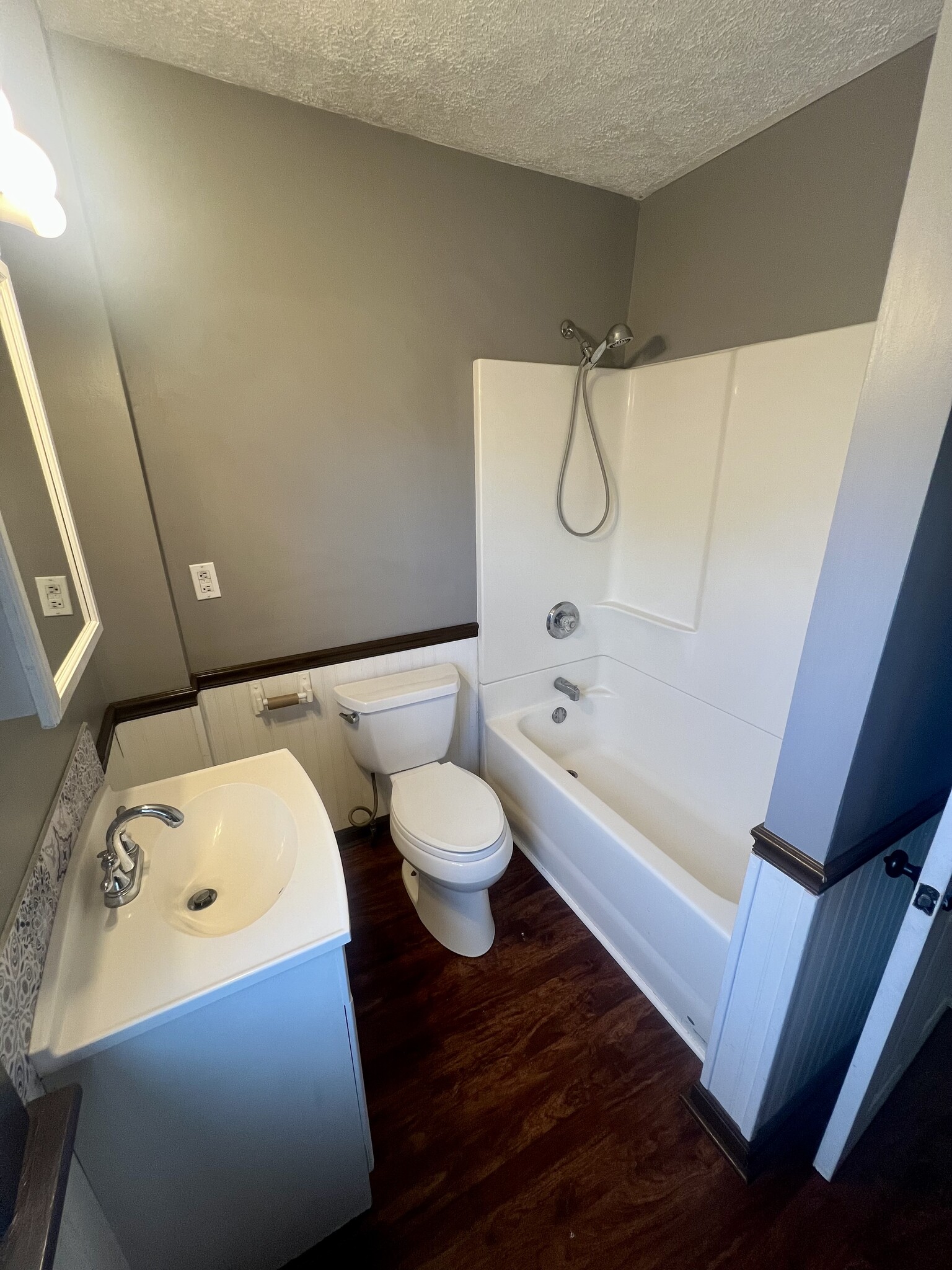 Bathroom - 221 Charlotte St NW