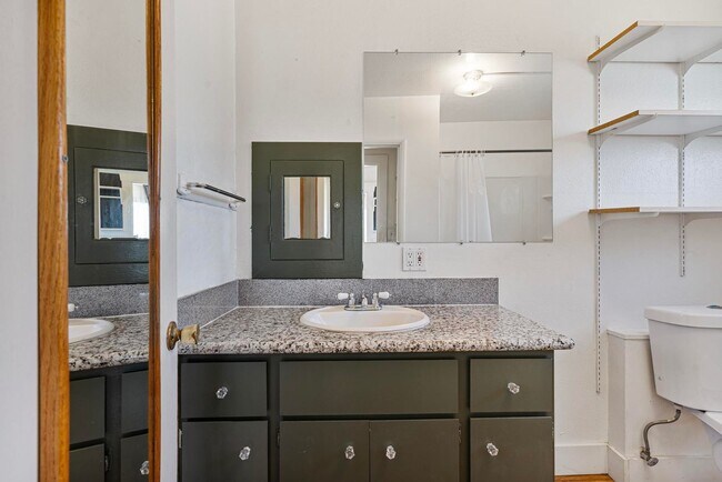 Building Photo - Charming close-in Foster-Powell studio in four-plex—Updated kitchen & bath, shared laundry, share...