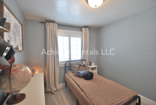 Building Photo - 206 E 520 N