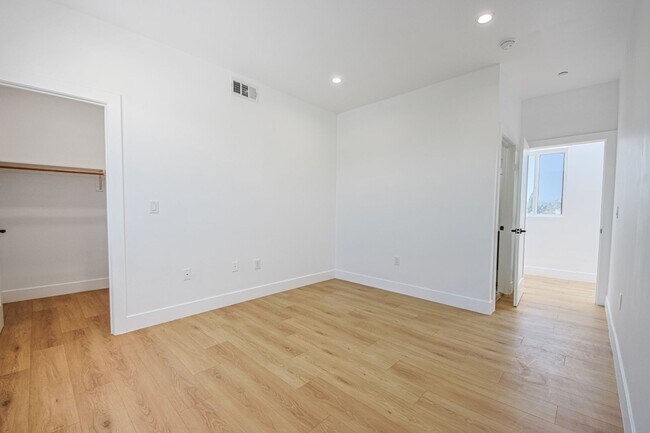Building Photo - 2851 S Victoria Ave