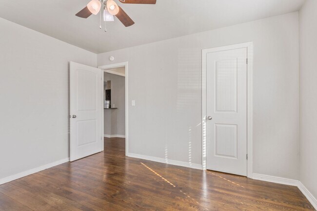 Building Photo - Live/work One Bedroom with Study in Plaza ...