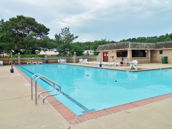 Building Photo - READY 06-11-26!! Fantastic Condo By The Beach! Fenced Patio - All Appliances - Community Pool!