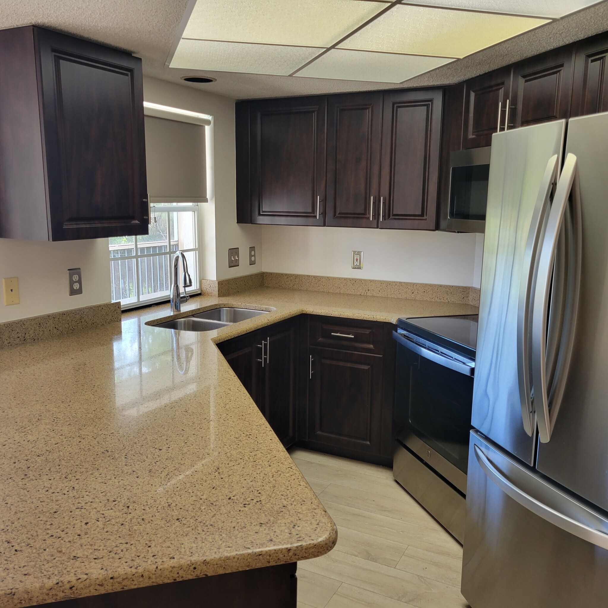 Kitchen - 481 Quail Forest Blvd