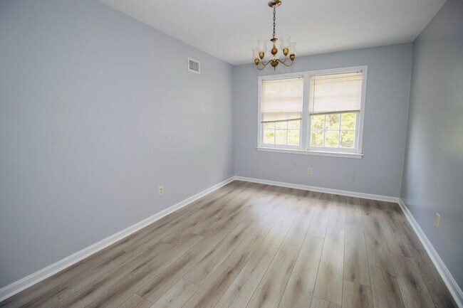 Building Photo - Spacious 2 Bedroom, 1 Bath - Available NOW!