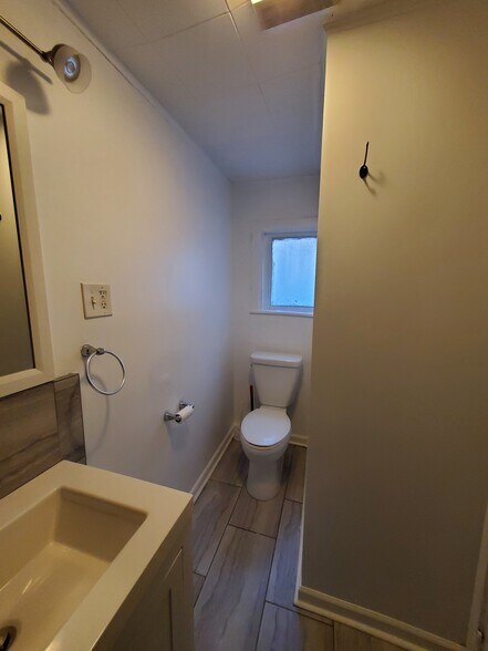 Bathroom - 834 N Greenview Ave
