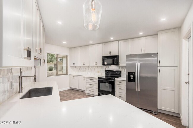 Building Photo - 16635 N 103rd Ave