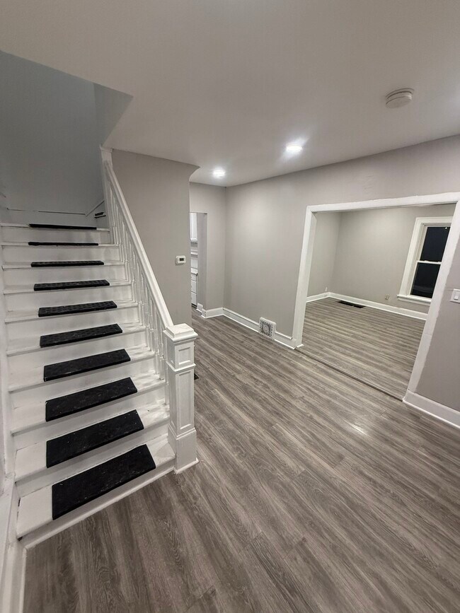 Building Photo - 746 N Schuyler Ave