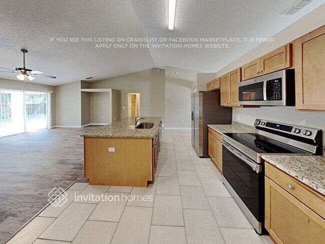 Building Photo - 2029 Needle Palm Dr