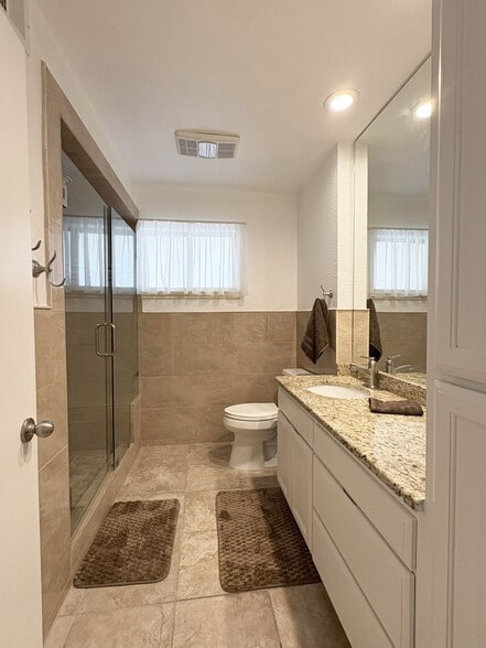 Master bathroom - 7500 Callaghan Rd