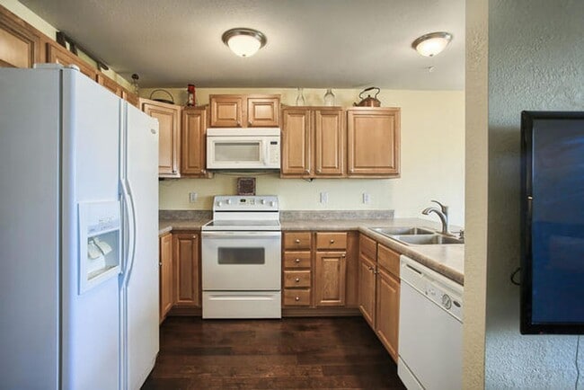 Building Photo - 3 Bedroom 3.5 Bath Townhome - Available Au...