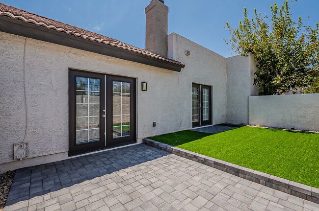 Building Photo - 2 bed 2 bath Town-home in Central Phoenix!! Gated Community