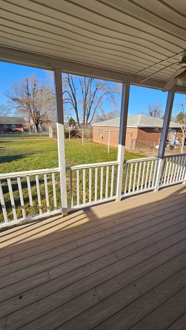 Building Photo - Spacious Single Family Home