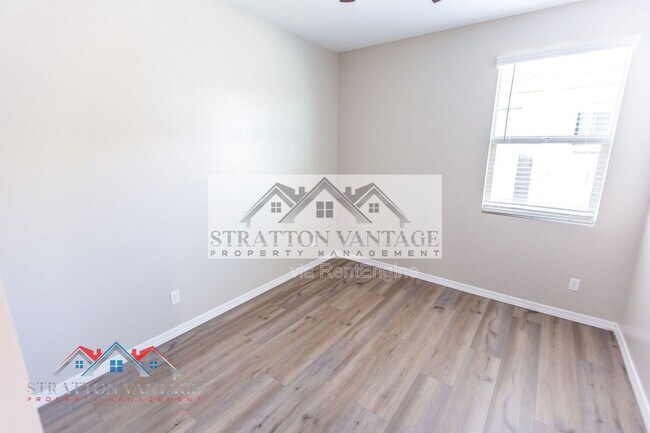 Building Photo - 36005 W San Clemente Ave